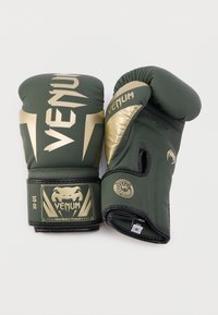Ζευγάρι πράσινα και χρυσά γάντια πυγμαχίας Venum, δείχνοντας το λογότυπο, τα λουράκια στον καρπό και τις ραμμένες λεπτομέρειες σχεδίασης σε λευκό φόντο.