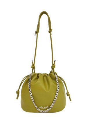 Borsa a tracolla verde con coulisse realizzata in materiale liscio e lucido. Presenta una tracolla in catena argentata e dettagli in corda annodata. Logo del marchio alla base.