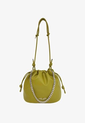 Borsa a tracolla verde con coulisse realizzata in materiale liscio e lucido. Presenta una tracolla in catena argentata e dettagli in corda annodata. Logo del marchio alla base.