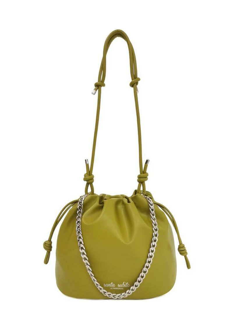 Borsa a tracolla verde con coulisse realizzata in materiale liscio e lucido. Presenta una tracolla in catena argentata e dettagli in corda annodata. Logo del marchio alla base.