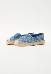 Blauwe espadrilles met een patroon op de bovenkant van stof, jute middenzool en contrasterende stiksels. Ronde neus en elastische zijinzetten.