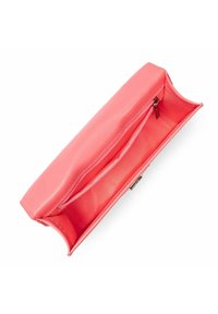 Portefuille rose corail en matériau synthétique lisse, avec deux compartiments et une poche zippée pour un rangement sécurisé.