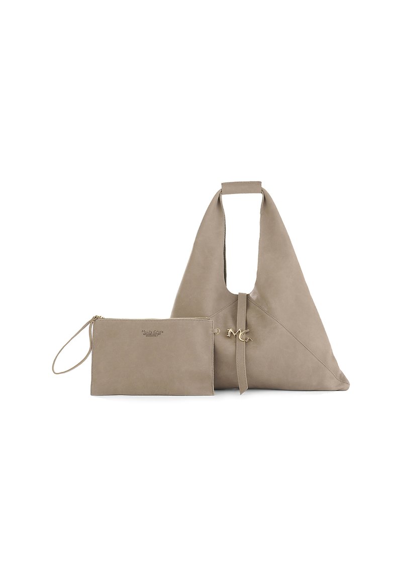 Sac en cuir taupe avec une large poignée et un emblème doré "MC", accompagné d'une pochette zippée assortie.