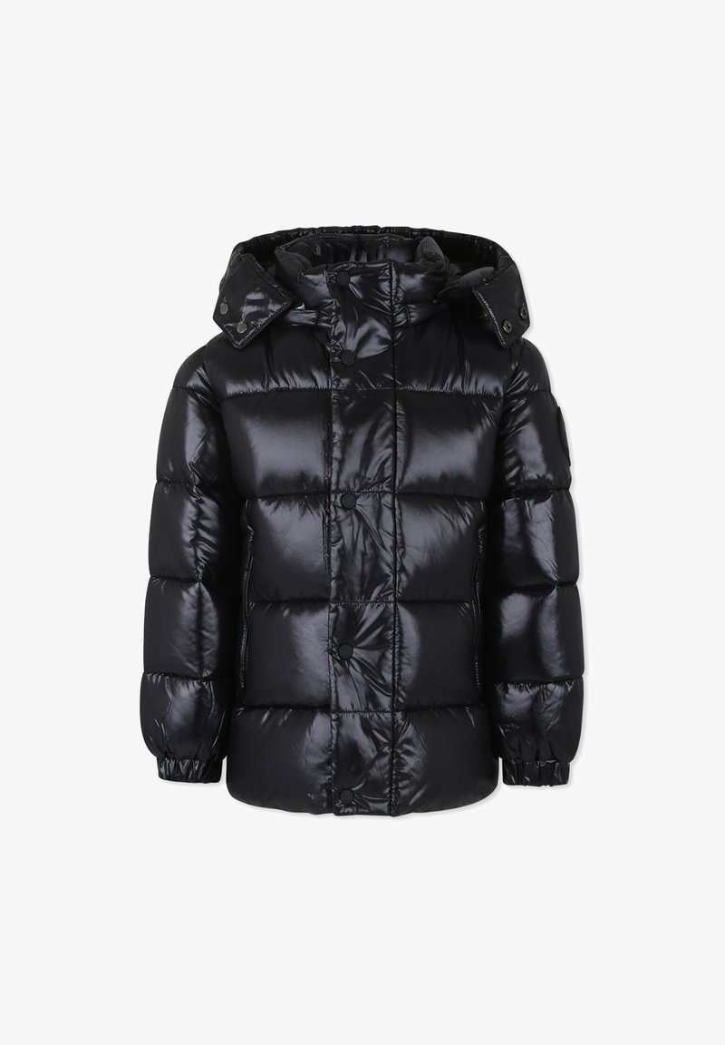 Zwarte pufferjas met een glanzend, gewatteerd ontwerp, voorzien van een capuchon, drukknopen en elastische manchetten voor een goede pasvorm.