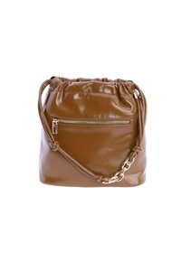 Bolso tipo bombonera de cuero marrón con acabado brillante, cierre de cordón, bolsillo delantero con cremallera y correa de hombro con cadena decorativa.