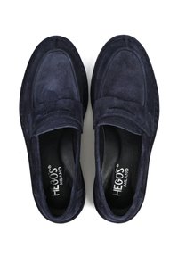 Para granatowych zamszowych loafersów z czarnymi skórzanymi wkładkami marki "HEGOS MILANO", widziane od góry na białym tle.