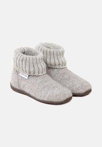 Pantofole in feltro grigio con polsino lavorato a maglia, punta arrotondata e suola in gomma marrone. Il tessuto appare morbido e strutturato. Etichetta del marchio visibile.