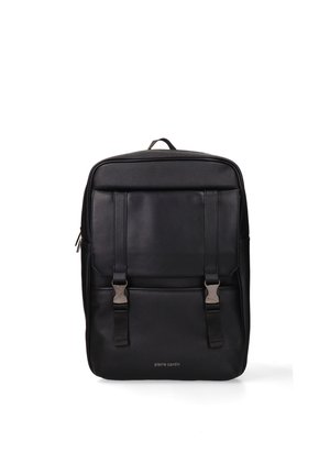 Zaino in pelle nera con due cinghie frontali, una texture liscia e chiusura con zip. Logo "Pierre Cardin" visibile sul davanti.