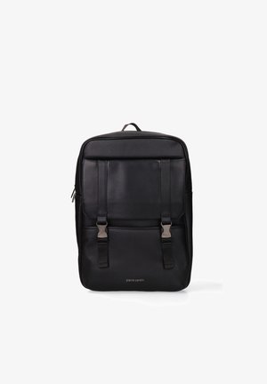 Zaino in pelle nera con due cinghie frontali, una texture liscia e chiusura con zip. Logo "Pierre Cardin" visibile sul davanti.