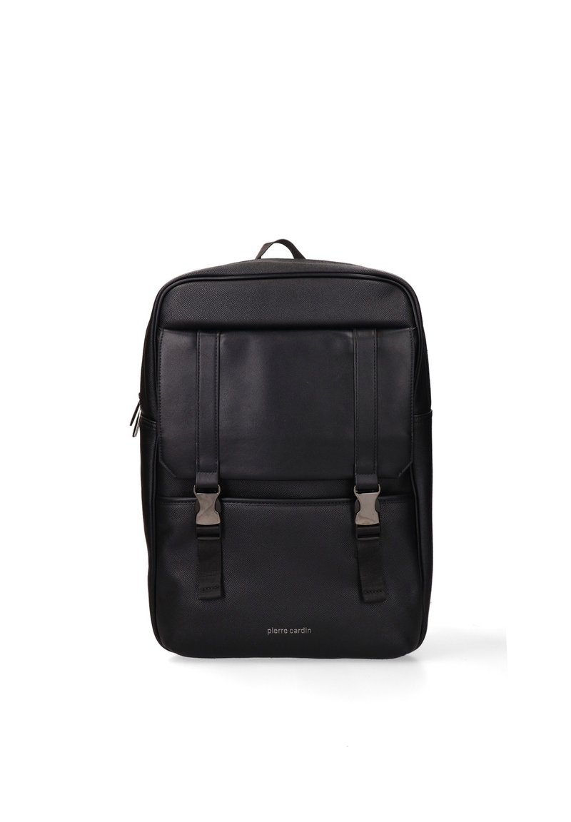 Zaino in pelle nera con due cinghie frontali, una texture liscia e chiusura con zip. Logo "Pierre Cardin" visibile sul davanti.