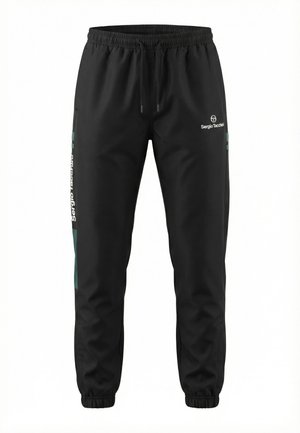 Pantaloni da jogging atletici neri con fascia elastica in vita e polsini, tasche laterali, dettagli verdi e logo "Sergio Tacchini" sulla coscia e sul fianco della gamba.