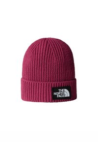 Cappello a maglia bordeaux con texture a coste e risvolto. Presenta un'etichetta nera con logo bianco. Materiale morbido adatto per il freddo.