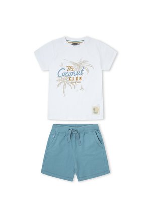 Camisa blanca de manga corta con estampado "The Coconut Club" y palmeras, combinada con pantalones cortos de cordón azul verdoso con bolsillos delanteros.