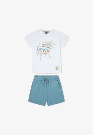 Camisa blanca de manga corta con estampado "The Coconut Club" y palmeras, combinada con pantalones cortos de cordón azul verdoso con bolsillos delanteros.