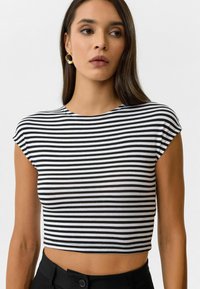 Zwart-witte gestreepte cropped t-shirt met korte mouwen, gemaakt van zachte stof, met een gladde textuur en een ronde halslijn.