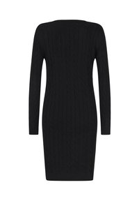 Abito maglione aderente lungo fino al ginocchio, di colore nero, in lavorazione cable-knit, con maniche lunghe e scollo a girocollo.