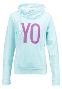 Sudadera azul claro hecha de tela suave, con un bolsillo frontal, que presenta un gran gráfico morado con la palabra "YO" y una capucha ajustable con cordón.