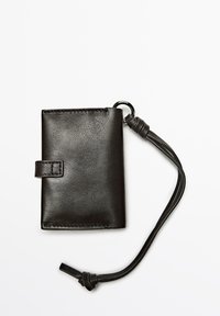 Černá kožená peněženka s texturovaným povrchem, bezpečným zavíráním na klopnu a páskem na zápěstí, vybavená kroužkem pro připevnění a minimalistickým designem.