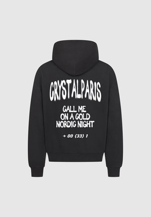 Czarna bluza z kapturem z białym graficznym tekstem na plecach, zawierająca napisy "CRYSTALPARIS" oraz "ZADZWOŃ DO MNIE W ZŁOTEJ SKANDYNAWSKIEJ NOCY."