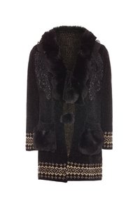 Cappotto lavorato a maglia nera con colletto fluffy, ricami decorativi e tasche. Accentuato da un orlo a fantasia color beige.