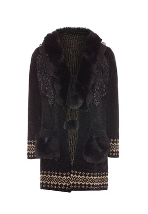 Schwarzer Strickmantel mit einem flauschigen Kragen, dekorativer Stickerei und Taschen. Akzentuiert mit einem gemusterten Saum in Beige.
