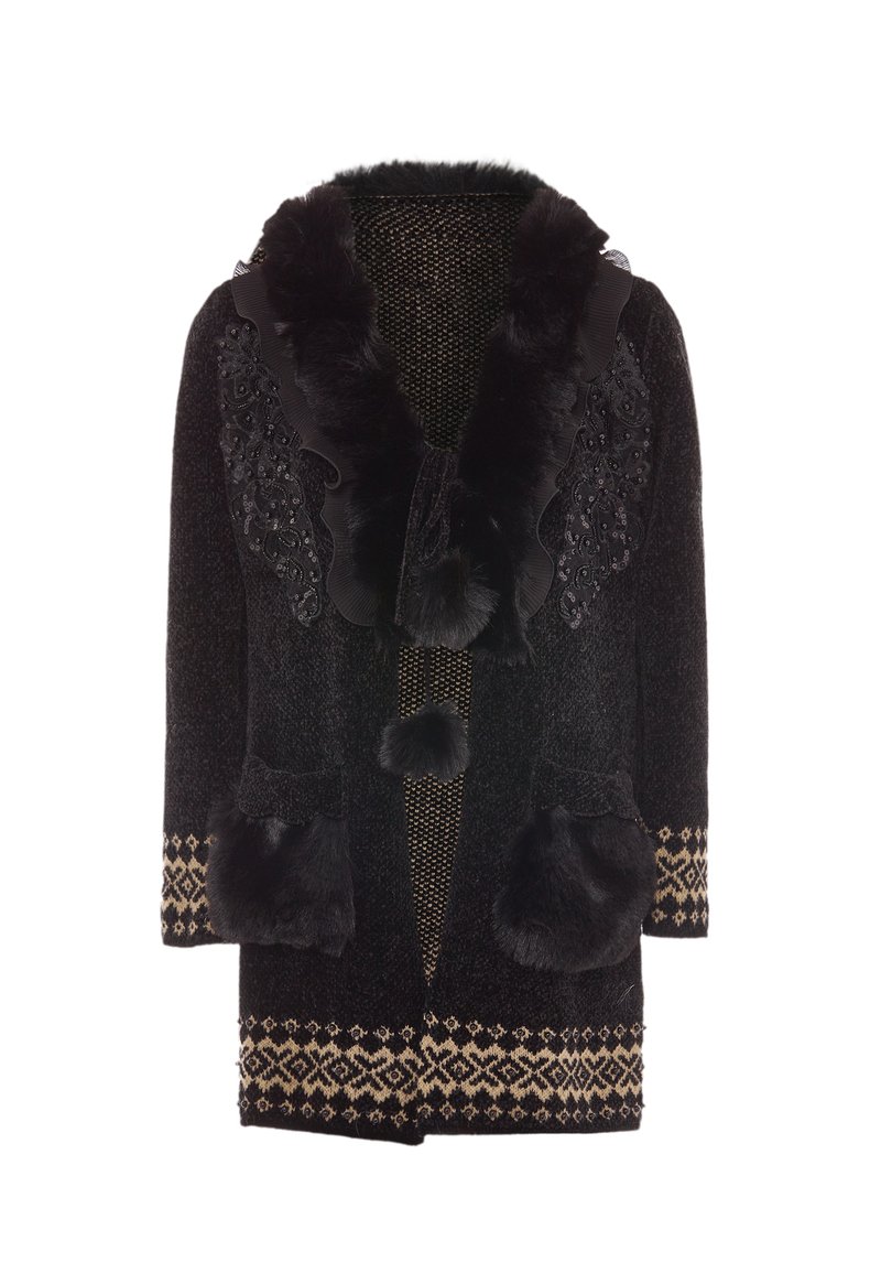Cappotto lavorato a maglia nera con colletto fluffy, ricami decorativi e tasche. Accentuato da un orlo a fantasia color beige.