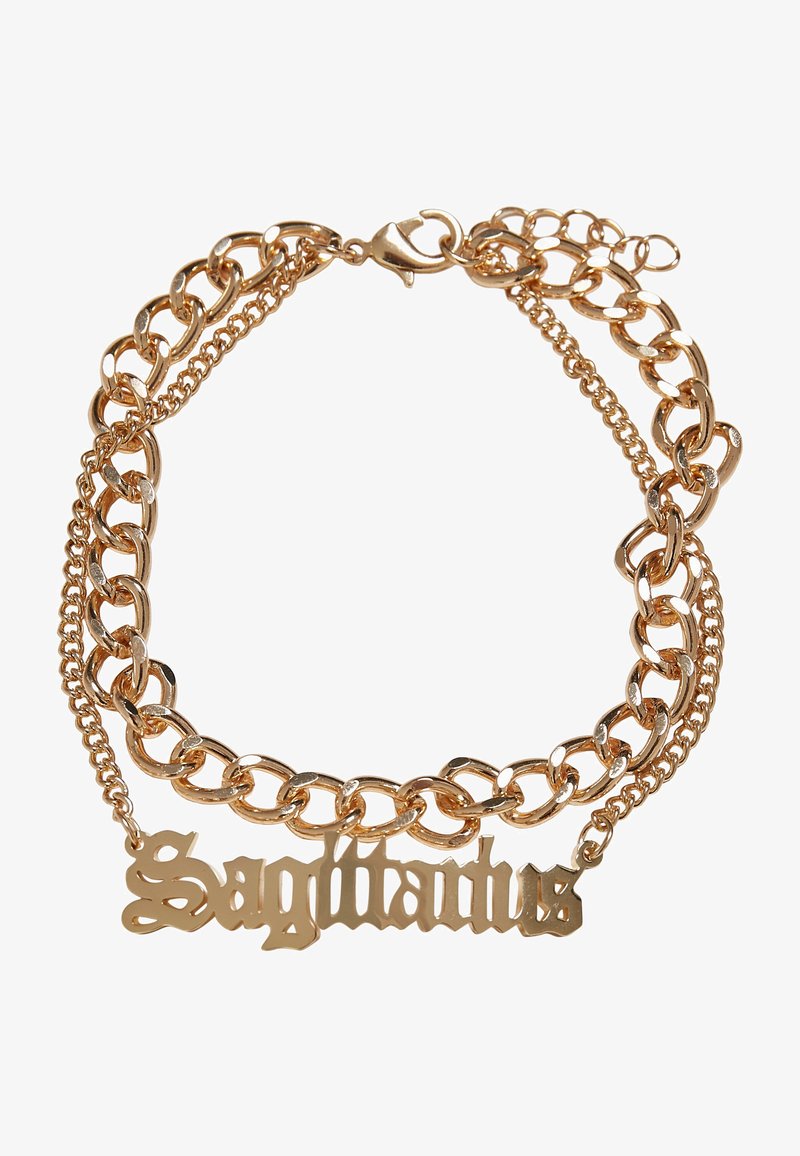Gouden ketting met een gelaagde ontwerp en een grote "Boogschutter" hanger in een gestileerd lettertype. Gladde metalen afwerking.