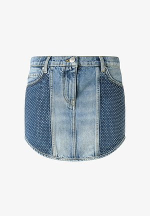 Falda de mezclilla que presenta una mezcla de tonos azules claros y oscuros, patrón de puntos en un lado, cintura estándar y diseño clásico de cinco bolsillos.