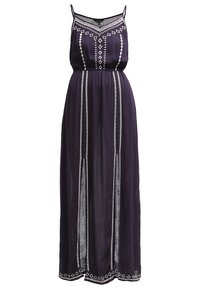 Robe longue sans manches violette foncée avec fines bretelles, broderie géométrique blanche sur le corsage et la jupe, taille cintrée et silhouette fluide.