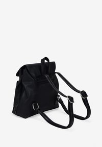 Mochila de cuero negro con una superficie texturizada, parte superior plegada, doble correa para los hombros y herrajes en tono plateado para ajuste de longitud.