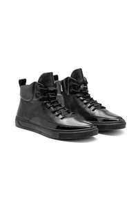 Mustad mustad kõrge säärtega sneakers, millel on siledast nahast ülemine osa ja läikiv varvas, mis on varustatud nööridega esiosal, külgsepareerimisega ning tekstureeritud kummist tallaga.
