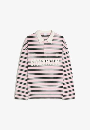 Roza in črno polo majico z dolgimi rokavi s horizontalnimi črtami, belim ovratnikom in napisom "STOCKHOLM" čez prsni del.