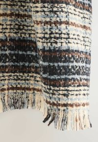 Écharpe tissée avec un motif multicolore dans des tons de bleu, noir et marron, finition avec des bords à frange pour une texture ajoutée.