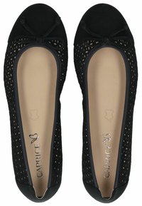 Ballerine nere con tomaia perforata, punta arrotondata e dettaglio con fiocchetto. Foderatura interna liscia e logo sulla soletta.