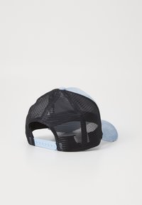 Gorra azul y negra con parte trasera de malla, delantera de aspecto vaquero, visera curva y cierre ajustable a presión en la parte trasera.