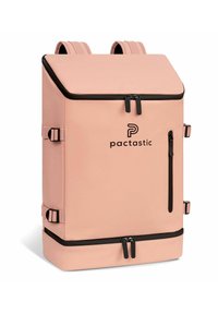 Zaino Pactastic in morbido rosa con design strutturato, cerniere nere, spallacci regolabili e dettagli hardware laterali.
