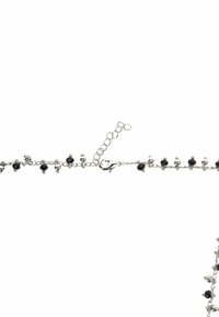 Bracciale in argento con charm a perline nere e argentate, dotato di una chiusura regolabile, su uno sfondo bianco.