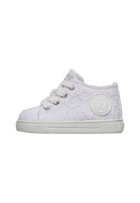 Baskets montantes blanches en toile avec motif floral en dentelle, patch rond avec logo sur le côté, lacets blancs plats et semelle en caoutchouc texturé.