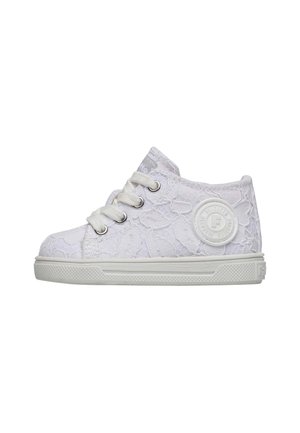 Baskets montantes blanches en toile avec motif floral en dentelle, patch rond avec logo sur le côté, lacets blancs plats et semelle en caoutchouc texturé.