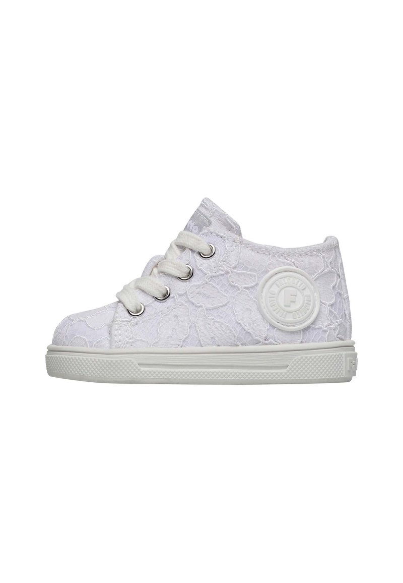 Baskets montantes blanches en toile avec motif floral en dentelle, patch rond avec logo sur le côté, lacets blancs plats et semelle en caoutchouc texturé.