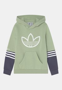 Grön huvtröja med en vit logotyp och marinblå ärmar med tre vita ränder. Inkluderar en framficka och ribbade muddarna.