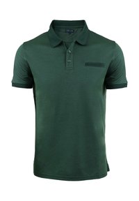 Polo verde hecho de tela suave, con un placket corto de dos botones y un bolsillo en el pecho izquierdo con una raya texturizada.