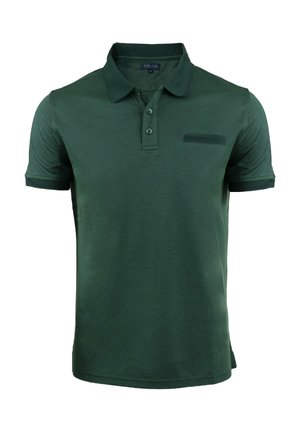 Polo verde hecho de tela suave, con un placket corto de dos botones y un bolsillo en el pecho izquierdo con una raya texturizada.