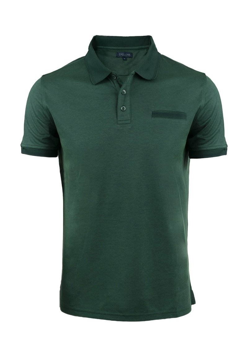 Polo verde hecho de tela suave, con un placket corto de dos botones y un bolsillo en el pecho izquierdo con una raya texturizada.