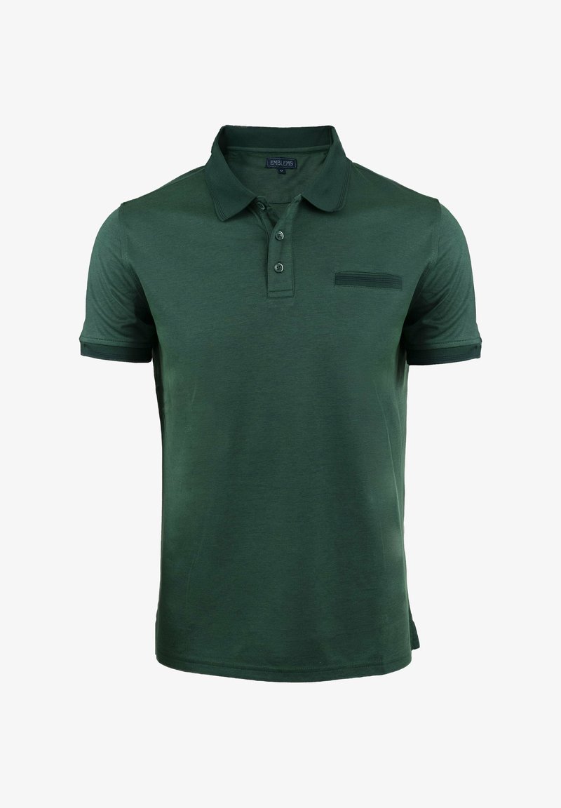 Polo verde hecho de tela suave, con un placket corto de dos botones y un bolsillo en el pecho izquierdo con una raya texturizada.