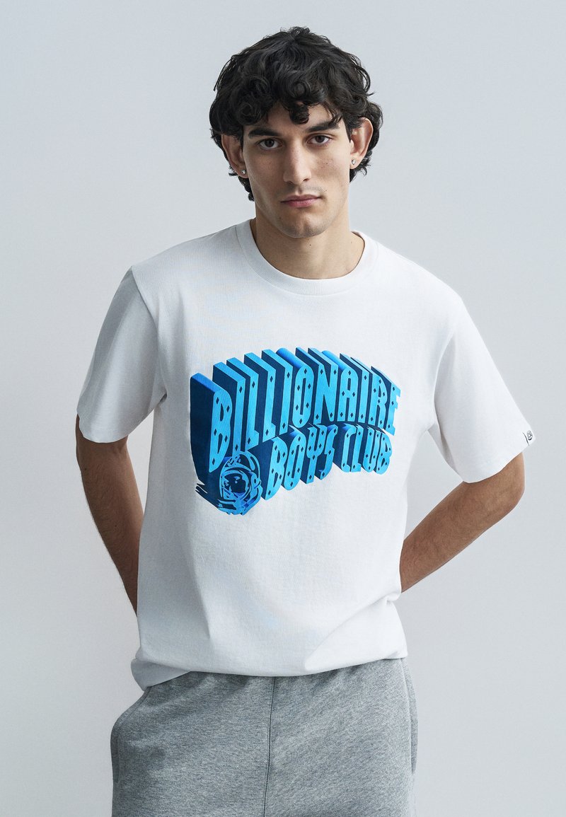 Άσπρο βαμβακερό t-shirt με μπλε γραφικό κείμενο "Billionaire Boys Club" και εικονογράφηση αστροναύτη, κοντά μανίκια, χαλαρή εφαρμογή.