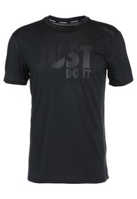 Camiseta deportiva negra hecha de material transpirable, con el eslogan impreso "JUST DO IT" en un tono ligeramente más oscuro, mangas cortas y cuello redondo.