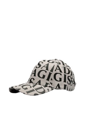 Cappellino da baseball chiaro con grandi lettere nere sovrapposte che formano un motivo di testo astratto sul tessuto.