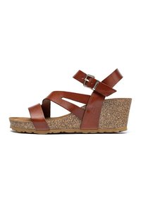 Sandalo wedge in pelle marrone con cinturini incrociati, fibbia regolabile e piattaforma testurizzata simile al sughero. La vista laterale mostra discreti dettagli intagliati.