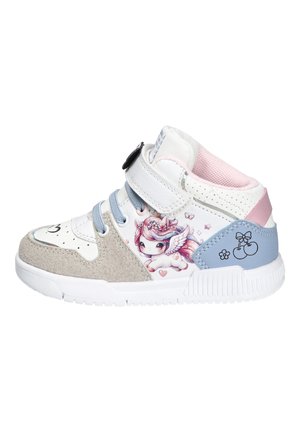 Białe i szare dziecięce trampki z pastelowymi niebieskimi i różowymi akcentami, z ilustracjami skrzydlatego jednorożca i wiśni po bokach.